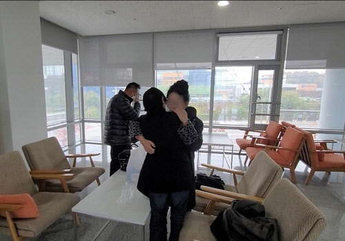 눈물의 상봉. <남양주남부경찰서 제공>